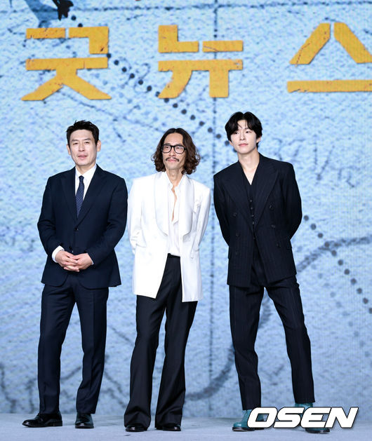 [OSEN=조은정 기자]넷플릭스 영화 '굿뉴스' 제작보고회가 14일 서울 종로구 JW 메리어트 동대문 스퀘어에서 열렸다.'굿뉴스'는 1970년 일본 '요도호 사건'이라 불리는 일본항공 351편 공중 납치 사건을 모티브로 한 영화로, 오는 10월 17일 넷플릭스에서 공개된다.배우 설경구, 류승범, 홍경이 포즈를 취하고 있다. 2025.10.14 /cej@osen.co.kr