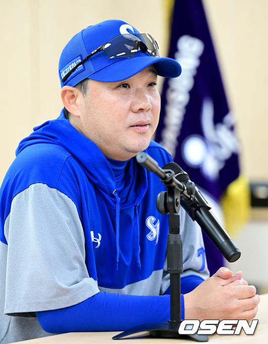 [OSEN=대구, 최규한 기자] 14일 대구 삼성라이온즈파크에서 ‘2025 신한 SOL뱅크 KBO리그’ 준플레이오프(5전 3선승제) 4차전 삼성 라이온즈와 SSG 랜더스의 경기가 열린다.삼성은 아리엘 후라도, SSG는 김광현을 선발로 내세운다.경기를 앞두고 삼성 박진만 감독이 취재진과 인터뷰를 하고 있다. 2025.10.14 / dreamer@osen.co.kr