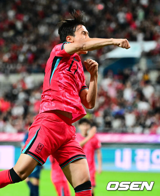 [OSEN=서울월드컵경기장, 지형준 기자]홍명보 감독이 이끄는 대한민국 대표팀과 파라과이의 A매치 평가전이 14일 오후 서울월드컵경기장에서 열렸다.'남미 강호' 파라과이는 지난 10일 일본 원정에서 2-2 무승부를 거두고 온 팀이다. 이번 경기는 홍명보호의 2026 북중미 월드컵 포트 배정을 두고도 중요한 일전이다.현재 한국은 오스트리아, 호주, 에콰도르와 치열한포트 2 막차 경쟁을 벌이고 있다.전반 한국 엄지성이 선제골을 넣고 기뻐하고 있다. 2025.10.14. /jpnews@osen.co.kr
