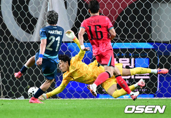 [OSEN=서울월드컵경기장, 조은정 기자]홍명보 감독이 이끄는 대한민국 대표팀과 파라과이의 A매치 평가전이 14일 오후 서울월드컵경기장에서 열렸다.'남미 강호' 파라과이는 지난 10일 일본 원정에서 2-2 무승부를 거두고 온 팀이다. 이번 경기는 홍명보호의 2026 북중미 월드컵 포트 배정을 두고도 중요한 일전이다.현재 한국은 오스트리아, 호주, 에콰도르와 치열한포트 2 막차 경쟁을 벌이고 있다.전반 대한민국 김승규가 파라과이 마르티네스 상대로 선방을 하고 있다. 2025.10.14 /cej@osen.co.kr