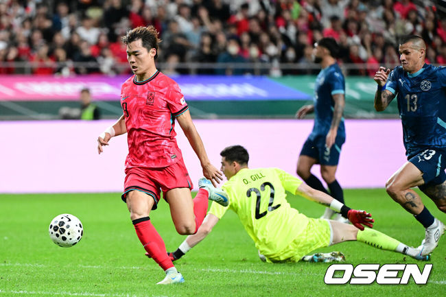 [OSEN=서울월드컵경기장, 조은정 기자]홍명보 감독이 이끄는 대한민국 대표팀과 파라과이의 A매치 평가전이 14일 오후 서울월드컵경기장에서 열렸다.'남미 강호' 파라과이는 지난 10일 일본 원정에서 2-2 무승부를 거두고 온 팀이다. 이번 경기는 홍명보호의 2026 북중미 월드컵 포트 배정을 두고도 중요한 일전이다.현재 한국은 오스트리아, 호주, 에콰도르와 치열한포트 2 막차 경쟁을 벌이고 있다.후반 대한민국 오현규기 팀의 두 번째 골을 넣고 있다. 2025.10.14 /cej@osen.co.kr