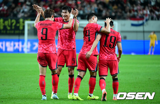 [OSEN=서울월드컵경기장, 조은정 기자]홍명보 감독이 이끄는 대한민국 대표팀과 파라과이의 A매치 평가전이 14일 오후 서울월드컵경기장에서 열렸다.'남미 강호' 파라과이는 지난 10일 일본 원정에서 2-2 무승부를 거두고 온 팀이다. 이번 경기는 홍명보호의 2026 북중미 월드컵 포트 배정을 두고도 중요한 일전이다.현재 한국은 오스트리아, 호주, 에콰도르와 치열한포트 2 막차 경쟁을 벌이고 있다.대한민국의 두 번째 골을 넣은 오현규가 기뻐하고(9번) 있다. 2025.10.14 /cej@osen.co.kr