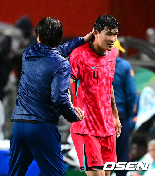 [OSEN=서울월드컵경기장, 지형준 기자] 홍명보 감독이 이끄는 대한민국 대표팀은 10일 오후 서울월드컵경기장에서 '세계 최강' 브라질과 A매치 평가전을 가졌다.한국이 브라질을 상대로 마지막으로 웃은 건 1999년 3월 28일이었다. 당시 잠실에서 열린 친선경기에서 김도훈의 결승골로 1-0 승리를 거뒀다. 다만, 그 승리가 마지막이었다. 한국은 브라질을 상대로 1승 1무 8패에 그쳤다. 브라질과의 이번 경기는 단순한 친선전이 아닌, 2026 북중미 월드컵을 향한 본격적인 시험대다.후반 한국 김민재가 교체되며 홍명보 감독과 인사를 나누고 있다. 2025.10.10 /jpnews@osen.co.kr