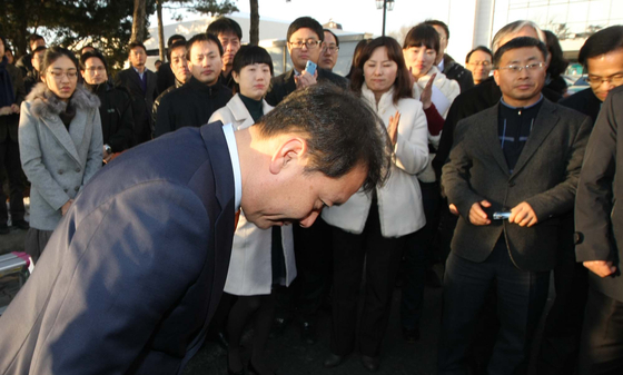 2011년 1월 27일 대법원의 유죄 판결로 지사직을 잃은 이광재 강원도지사가 직원들의 배웅을 받으며 청사를 떠나고 있다. 변선구 기자