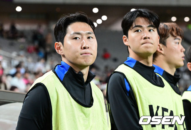 [OSEN=서울월드컵경기장, 조은정 기자]홍명보 감독이 이끄는 대한민국 대표팀과 파라과이의 A매치 평가전이 14일 오후 서울월드컵경기장에서 열렸다.'남미 강호' 파라과이는 지난 10일 일본 원정에서 2-2 무승부를 거두고 온 팀이다. 이번 경기는 홍명보호의 2026 북중미 월드컵 포트 배정을 두고도 중요한 일전이다.현재 한국은 오스트리아, 호주, 에콰도르와 치열한포트 2 막차 경쟁을 벌이고 있다.경기 전 데한민국 이강인이 그라운드를 바라보고 있다. 2025.10.14 /cej@osen.co.kr
