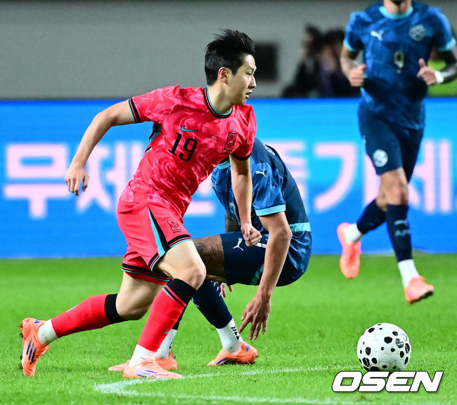 [OSEN=서울월드컵경기장, 지형준 기자]홍명보 감독이 이끄는 대한민국 대표팀과 파라과이의 A매치 평가전이 14일 오후 서울월드컵경기장에서 열렸다.'남미 강호' 파라과이는 지난 10일 일본 원정에서 2-2 무승부를 거두고 온 팀이다. 이번 경기는 홍명보호의 2026 북중미 월드컵 포트 배정을 두고도 중요한 일전이다.현재 한국은 오스트리아, 호주, 에콰도르와 치열한포트 2 막차 경쟁을 벌이고 있다.후반 한국 이강인이 드리블을 하고 있다. 2025.10.14. /jpnews@osen.co.kr