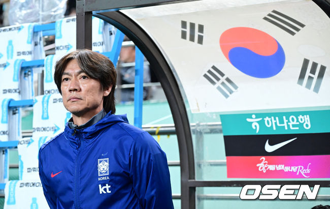 [OSEN=서울월드컵경기장, 조은정 기자]홍명보 감독이 이끄는 대한민국 대표팀과 파라과이의 A매치 평가전이 14일 오후 서울월드컵경기장에서 열렸다.'남미 강호' 파라과이는 지난 10일 일본 원정에서 2-2 무승부를 거두고 온 팀이다. 이번 경기는 홍명보호의 2026 북중미 월드컵 포트 배정을 두고도 중요한 일전이다.현재 한국은 오스트리아, 호주, 에콰도르와 치열한포트 2 막차 경쟁을 벌이고 있다.경기 전 대한민국 홍명보 감독이 그라운드를 바라보고 있다. 2025.10.14 /cej@osen.co.kr