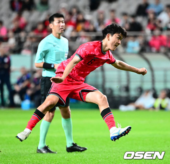 [OSEN=서울월드컵경기장, 지형준 기자]홍명보 감독이 이끄는 대한민국 대표팀과 파라과이의 A매치 평가전이 14일 오후 서울월드컵경기장에서 열렸다.'남미 강호' 파라과이는 지난 10일 일본 원정에서 2-2 무승부를 거두고 온 팀이다. 이번 경기는 홍명보호의 2026 북중미 월드컵 포트 배정을 두고도 중요한 일전이다.현재 한국은 오스트리아, 호주, 에콰도르와 치열한포트 2 막차 경쟁을 벌이고 있다.후반 한국 황인범이 슛을 날리고 있다. 2025.10.14. /jpnews@osen.co.kr