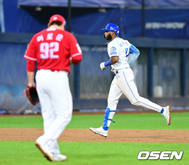 [OSEN=대구, 최규한 기자] 프로야구 삼성 라이온즈가 약속의 8회를 연출했다. 외국인 타자 르윈 디아즈와 이재현의 백투백 홈런을 앞세워 SSG 랜더스를 꺾고 플레이오프 진출에 성공했다.삼성은 14일 대구삼성라이온즈파크에서 열린 SSG와의 준플레이오프 4차전에서 8회 디아즈와 이재현의 백투백 홈런에 힘입어 5-2로 승리했다. 이로써 시리즈 전적 3승 1패로 플레이오프 진출 티켓을 거머 쥐었다.8회말 2사 1루 상황 삼성 디아즈가 SSG 이로운을 상대로 다시 앞서가는 우월 투런포를 날리고 그라운드를 돌고 있다. 2025.10.14 / dreamer@osen.co.kr