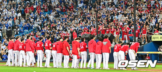 [OSEN=대구, 박준형 기자] 프로야구 삼성 라이온즈가 약속의 8회를 연출했다. 외국인 타자 르윈 디아즈와 이재현의 백투백 홈런을 앞세워 SSG 랜더스를 꺾고 플레이오프 진출에 성공했다.삼성은 14일 대구삼성라이온즈파크에서 열린 SSG와의 준플레이오프 4차전에서 8회 디아즈와 이재현의 백투백 홈런에 힘입어 5-2로 승리했다. 이로써 시리즈 전적 3승 1패로 플레이오프 진출 티켓을 거머 쥐었다.플레이오프 좌절된 SSG 선수들이 팬들에게 인사를 하고 있다.  2025.10.14 / soul1014@osen.co.kr