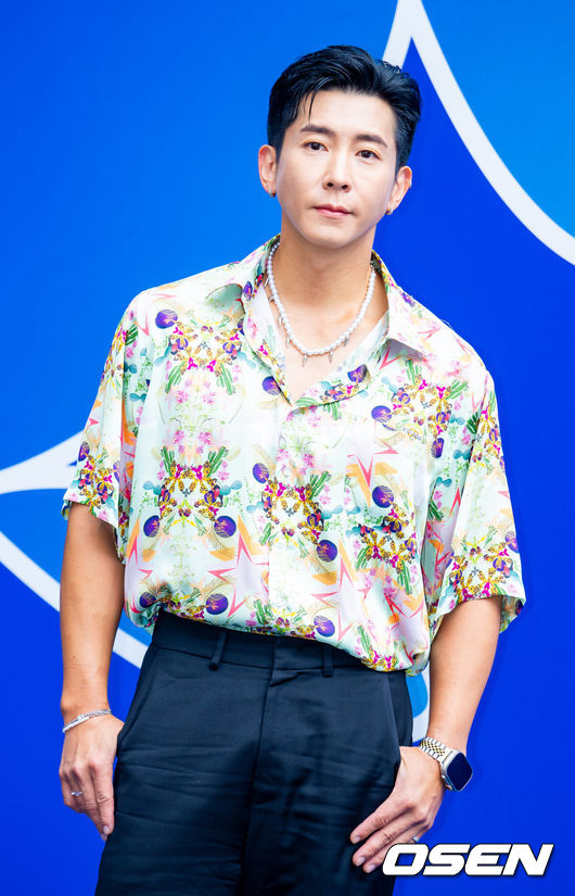 [OSEN=민경훈 기자] 4일 서울 중구 동대문디자인플라자(DDP)에서 ‘2026 S/S 서울패션위크’ 포토월 행사가 열렸다.‘2026 S/S 서울패션위크’는 동대문디자인플라자(DDP) 등 서울 전역에서 7일까지 펼쳐진다.가수 겸 방송인 브라이언이 포토타임을 갖고 있다. 2025.09.04 / rumi@osen.co.kr