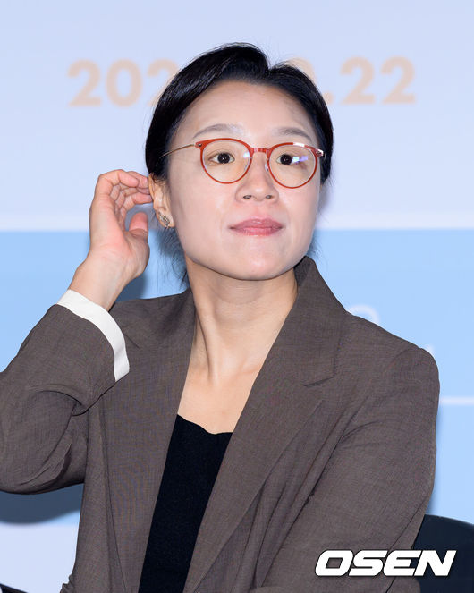[OSEN=이대선 기자] 15일 오후 서울 CGV 용산아이파크몰에서 영화 ‘세계의 주인’(감독 윤가은) 언론시사회가 열렸다.영화 '세계의 주인'은 인싸와 관종 사이, 속을 알 수 없는 열여덟 여고생 주인(서수빈 분)이 전교생이 참여한 서명운동을 홀로 거부한 뒤 의문의 쪽지를 받기 시작하면서 벌어지는 이야기로 10월 22일 개봉 예정이다.윤가은 감독이 취재진의 질문을 듣고 있다. 2025.10.15 /sunday@osen.co.kr