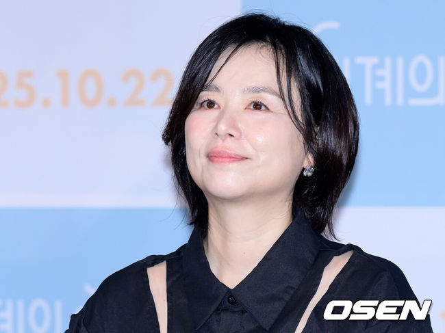 [OSEN=이대선 기자] 15일 오후 서울 CGV 용산아이파크몰에서 영화 ‘세계의 주인’(감독 윤가은) 언론시사회가 열렸다.영화 '세계의 주인'은 인싸와 관종 사이, 속을 알 수 없는 열여덟 여고생 주인(서수빈 분)이 전교생이 참여한 서명운동을 홀로 거부한 뒤 의문의 쪽지를 받기 시작하면서 벌어지는 이야기로 10월 22일 개봉 예정이다.배우 장혜진이 취재진의 질문을 듣고 있다. 2025.10.15 /sunday@osen.co.kr