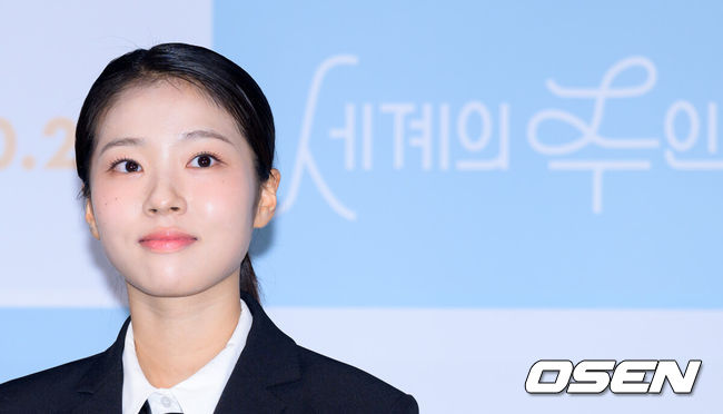 [OSEN=이대선 기자] 15일 오후 서울 CGV 용산아이파크몰에서 영화 ‘세계의 주인’(감독 윤가은) 언론시사회가 열렸다.영화 '세계의 주인'은 인싸와 관종 사이, 속을 알 수 없는 열여덟 여고생 주인(서수빈 분)이 전교생이 참여한 서명운동을 홀로 거부한 뒤 의문의 쪽지를 받기 시작하면서 벌어지는 이야기로 10월 22일 개봉 예정이다.배우 서수빈이 취재진의 질문을 듣고 있다. 2025.10.15 /sunday@osen.co.kr