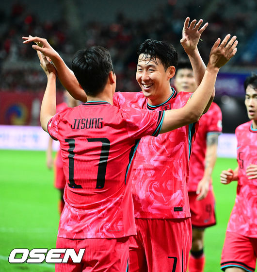[OSEN=서울월드컵경기장, 지형준 기자]홍명보 감독이 이끄는 대한민국 대표팀과 파라과이의 A매치 평가전이 14일 오후 서울월드컵경기장에서 열렸다.'남미 강호' 파라과이는 지난 10일 일본 원정에서 2-2 무승부를 거두고 온 팀이다. 이번 경기는 홍명보호의 2026 북중미 월드컵 포트 배정을 두고도 중요한 일전이다.현재 한국은 오스트리아, 호주, 에콰도르와 치열한포트 2 막차 경쟁을 벌이고 있다.전반 한국 엄지성이 선제골을 넣고 손흥민과 기뻐하고 있다. 2025.10.14. /jpnews@osen.co.kr