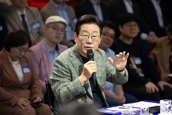 이재명 대통령이 14일 소비쿠폰 사용 등 지역상권 활성화 정책에 대한 의견을 듣는 '디지털토크라이브: 국민의 목소리, 정책이 되다'에서 발언하고 있다. 대통령실사진기자단