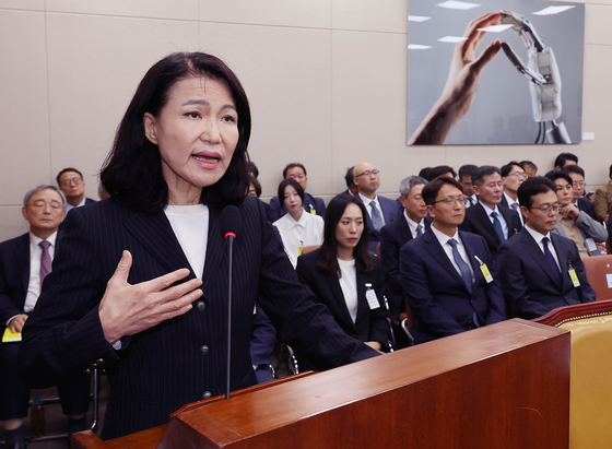 이진숙 전 방송통신위원장이 14일 국회에서 열린 과학기술정보방송통신위원회의 방송미디어통신위원회 등의 국정감사에서 의원들 질의에 답하고 있다. 임현동 기자