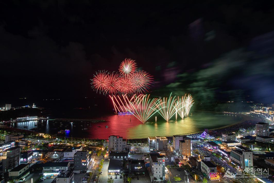  울산 하늘이 4만발의 불꽃과 700대의 드론이 장관을 이룬다. 오는 16일부터 19일까지 열리는 2025 울산공업축제가 '최강! 울산, 울산이 대한민국입니다'를 주제로 태화강 일대와 도심 곳곳에서 열린다. 1967년 시작한 울산공업축제는 환경 오염문제가 대두되면서 1987년 명맥이 끊겼다가, 2023년 35년 만에 부활, 매년 한차례 열리고 있다. 사진 울산시