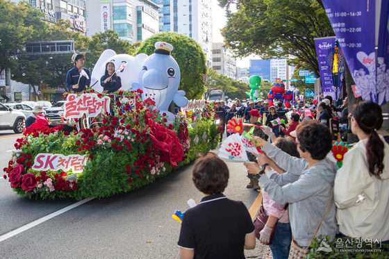  울산 하늘이 4만발의 불꽃과 700대의 드론이 장관을 이룬다. 오는 16일부터 19일까지 열리는 2025 울산공업축제가 '최강! 울산, 울산이 대한민국입니다'를 주제로 태화강 일대와 도심 곳곳에서 열린다. 1967년 시작한 울산공업축제는 환경 오염문제가 대두되면서 1987년 명맥이 끊겼다가, 2023년 35년 만에 부활, 매년 한차례 열리고 있다. 사진 울산시