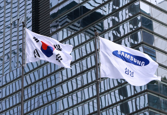 서울 삼성전자 서초사옥에서 그룹 깃발이 바람에 펄럭이고 있다.   연합뉴스
