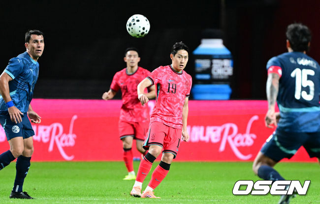 [OSEN=서울월드컵경기장, 조은정 기자]한국 축구가 안방에서 '남미 강호' 파라과이를 물리치며 사상 최초의 2026 국제축구연맹(FIFA) 북중미 월드컵 포트 2 확보에 청신호를 켰다.한국 축구대표팀은 14일 오후 8시서울월드컵경기장에서 열린 A매치친선 경기에서 파라과이를 2-0으로 제압했다. 지난 10일 일본 원정에서 2-2로 비기고 온 파라과이는 한국에 덜미를 잡히며 10월 아시아 투어를 1무 1패로 마감하게 됐다.후반 대한민국 이강인이 오현규에게 패스를 하고 있다.2025.10.14 /cej@osen.co.kr