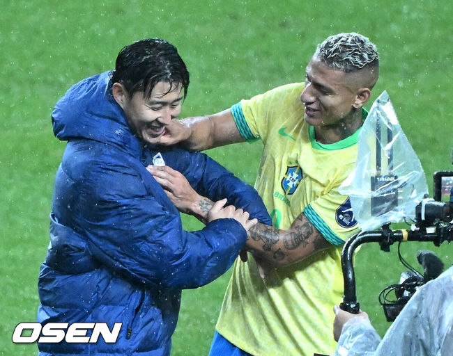 [OSEN=서울월드컵경기장, 이대선 기자] 홍명보감독이 이끄는 대한민국 남자 축구 국가대표팀은 10일 서울월드컵경기장에서 '세계 최강' 브라질을상대로 A매치평가전을 치러이스테방(첼시)과 호드리구(레알 마드리드)에게 나란히 2골을 허용하면서 0-5로 대패했다.한국은 1999년 이후 26년 만에 브라질전 승리를 노렸지만 아무런 저항도 하지 못하면서 무산됐다.경기 종료 후 한국 손흥민이 브라질 히샬리송과 인사를 하고 있다. 2025.10.10 /sunday@osen.co.kr