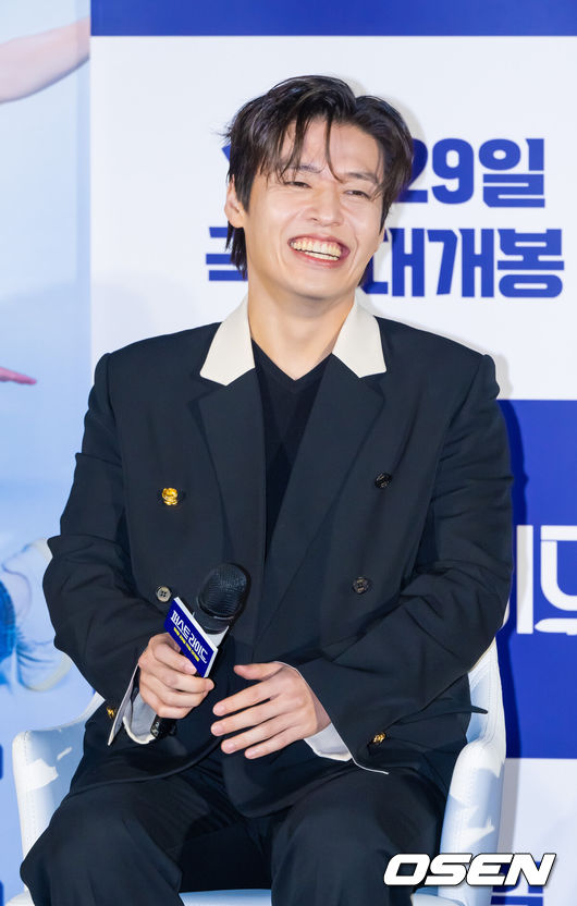 [OSEN=박준형 기자]  25일 오전 서울 용산아이파크몰 내 용산 CGV에서 영화 '퍼스트 라이드' 제작보고회가 진행됐다.영화 ‘30일’의 남대중 감독의 신작으로 기대를 모영화 ‘퍼스트 라이드’는 끝을 보는 놈 태정(강하늘), 해맑은 놈 도진(김영광), 잘생긴 놈 연민(차은우), 눈 뜨고 자는 놈 금복(강영석), 사랑스러운 놈 옥심(한선화)까지 뭉치면 더 웃긴 24년 지기 친구들이 첫 해외여행을 떠나는 코미디다.배우 강하늘이 미소 짓고 있다.   2025.09.25 / soul1014@osen.co.kr