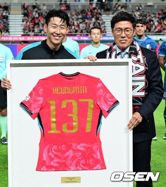 [OSEN=서울월드컵경기장, 조은정 기자]한국 축구가 안방에서 '남미 강호' 파라과이를 물리치며 사상 최초의 2026 국제축구연맹(FIFA) 북중미 월드컵 포트 2 확보에 청신호를 켰다.한국 축구대표팀은 14일 오후 8시서울월드컵경기장에서 열린 A매치친선 경기에서 파라과이를 2-0으로 제압했다. 지난 10일 일본 원정에서 2-2로 비기고 온 파라과이는 한국에 덜미를 잡히며 10월 아시아 투어를 1무 1패로 마감하게 됐다.경기 전 차범근 전 감독이 경기장을 찾아 손흥민에게 기념 유니폼을 직접 전달하고 있다. 2025.10.14 /cej@osen.co.kr