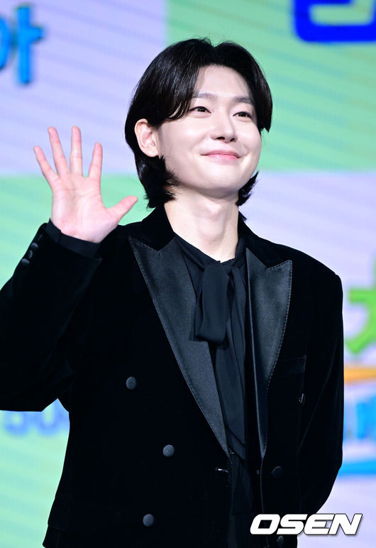 [OSEN=최규한 기자] 16일 오전 서울 상암동 쇼킹케이팝센터에서 ENA 신규 예능 ‘길치라도 괜찮아’ 제작발표회가 열렸다.예능 ‘길치라도 괜찮아’(연출 공대한)는 갈팡질팡 길치 연예인들이 크리에이터가 맞춤 설계한 여행에 도전하는 예능 프로그램이다.가수 김용빈이 포토타임을 하고 있다. 2025.10.16 / dreamer@osen.co.kr