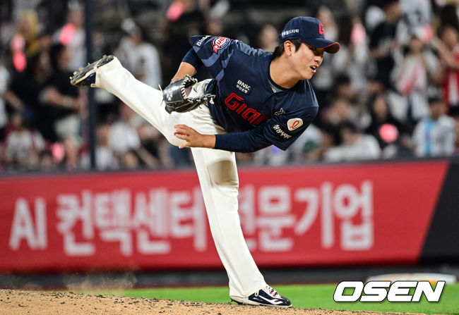 [OSEN=수원, 조은정 기자]12일 오후 수원 KT위즈파크에서 ‘2025 신한 SOL Bank KBO리그’ KT 위즈와 롯데 자이언츠의 경기가 열렸다.이날 홈팀 KT의 선발투수는 소형준, 방문팀 롯데는 김진욱이 나선다.6회말 롯데 정현수가 역투하고 있다. 2025.06.12 /cej@osen.co.kr