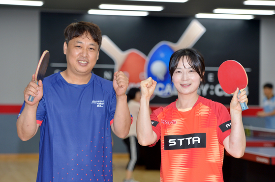 현직 교사 신미정 씨(오른쪽)를 아마추어 탁구선수의 길로 인도한 스승 신동섭 대표(오른쪽). 충남 아산에서 자신의 이름을 내건 탁구아카데미를 운영 중이다. 김성태 객원기자