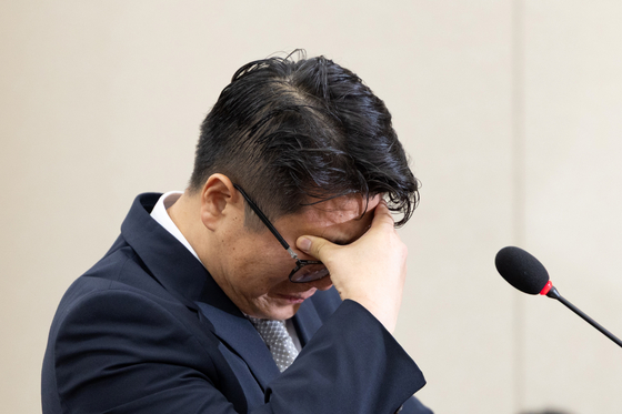 문지석 검사가 15일 서울 여의도 국회에서 열린 기후에너지환경노동위원회 고용노동부 등에 대한 국정감사에 쿠팡CFS 퇴직금 미지급 검찰 수사 관련 참고인으로 출석해 의원 질의에 답변 중 눈물을 삼키고 있다. 뉴스1