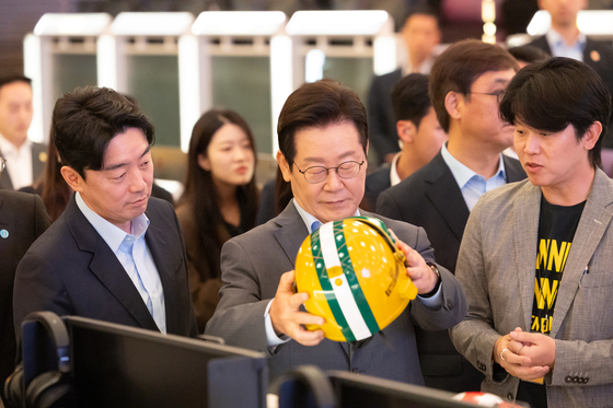 이재명 대통령이 15일 오전 서울 성동구 복합문화공간 펍지(PUBG) 성수에서 열린 K-게임현장간담회에 참석하기 전 부스를 돌아보고 있다. 사진 대통령실
