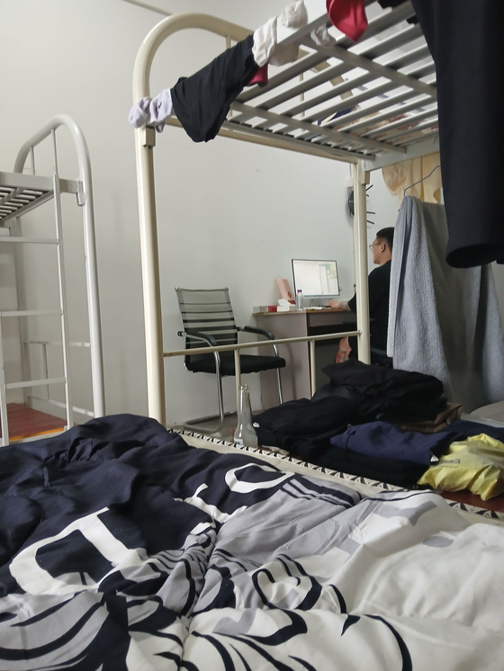 허씨를 사간 조선족 보이스피싱 조직원 ‘고슴도치’의 작업장 모습. [사진 허민중]