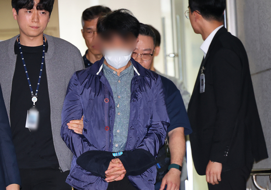 순직한 해양경찰관 이재석 경사와 관련해 검찰의 수사를 받는 인천해양경찰서 영흥파출소 전 팀장 A 경위가 지난 15일 인천 미추홀구 인천지방법원에서 열린 구속 전 피의자 심문(영장실질심사)을 마치고 법원을 나서고 있다. 연합뉴스
