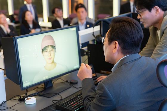 이재명 대통령이 15일 서울 성동구 펍지 성수에서 열린 K-게임 현장 간담회에서 '크래프톤' 신작 게임 '인조이' 체험을 하고 있다. 사진 대통령실