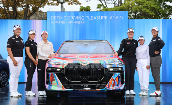 지난 15일 오후 전남 해남 파인비치 골프링크스에서 열린 BMW 레이디스 챔피언십 2025 미디어데이에서 유해란, 윤이나, 김효주, 한나 그린, 야마시타 미유, 김아림 등이 포즈를 취하고 있다. 뉴시스