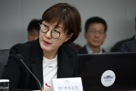 김현지 제1부속실장이 13일 서울 용산 대통령실청사에서 열리는 대통령 주제 수석보좌관회의에 참석하고 있다. 대통령실사진기자단