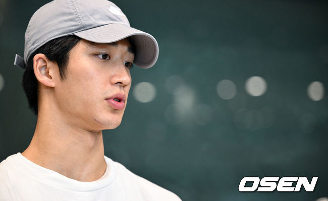 [OSEN=인천공항, 조은정 기자]한국 남자 농구 대표팀 이현중, 여준석, 박지훈이 2025 국제농구연맹(FIBA) 아시아컵을 마치고 16일 오후 인천공항을 통해 귀국했다.안준호 감독이 이끄는 한국 남자 농구 대표팀은 지난 14일 (한국시간) 사우디아라비아 제다의 킹 압둘라 스포츠 시티에서 열린 2025년 국제농구연맹(FIFA) 아시아컵 8강전에서중국에 71-79로 패하며 4강 진출에 실패했다.대표팀 여준석이 취재진과 인터뷰를 하고 있다. 2025.08.16 /cej@osen.co.kr
