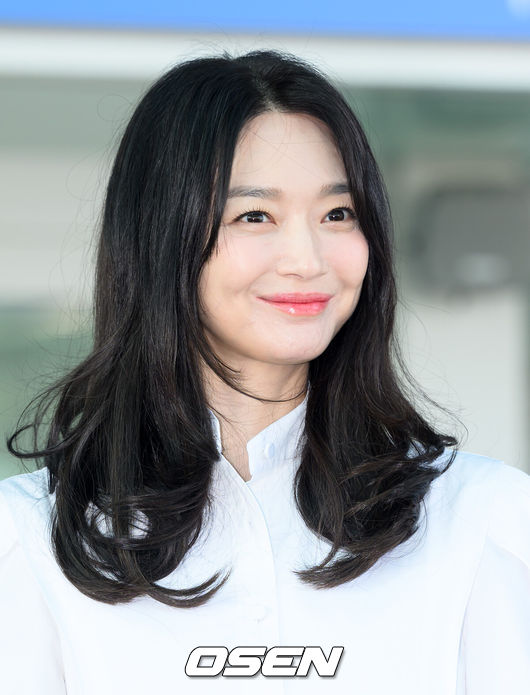 [OSEN=인천공항, 이대선 기자] 배우 신민아가 25일 해외일정차 인천국제공항을 통해 출국했다.한편 신민아는 동명의 웹소설 원작 웹툰 드라마 '재혼 황후'에 출연한다.신민아가 출국장으로 향하며 취재진을 향해 인사를 하고 있다. 2025.05.25 /sunday@osen.co.kr