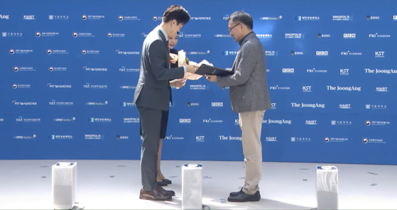 ‘혁신창업국가 국제포럼’에서 중소벤처기업부 장관상을 받은 크립토랩. [사진 유튜브 캡처]