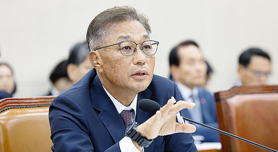 강중구 건강보험심사평가원장이 17일 서울 여의도 국회에서 열린 보건복지위원회의 국민건강보험공단 등에 대한 국정감사에서 의원 질의에 답하고 있다. 뉴스1