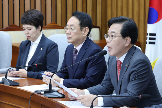 송언석 국민의힘 원내대표(오른쪽)가 17일 국회에서 열린 국정감사 대책회의 발언하고 있다. 임현동 기자