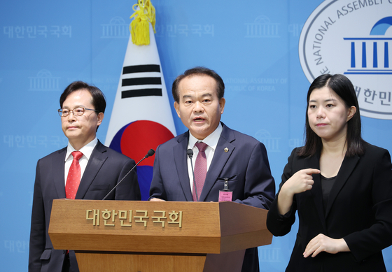 같은 날 이덕수 성남시의원(가운데)은 국회에서 기자회견을 열고 김현지 대통령실 제1부속실장의 과거 허위사실 유포 범죄 전력을 밝혔다. [연합뉴스]