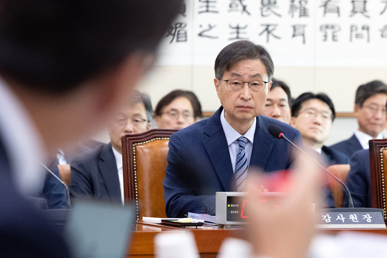 최재해 감사원장이 16일 국회에서 열린 법제사법위원회 감사원 등에 대한 국정감사에 출석해 질의를 듣고 있다. 뉴스1