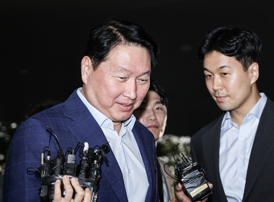 최태원 SK그룹 회장이 16일 웃는 얼굴로 출국하고 있다. 김경록 기자