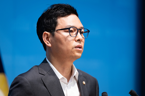 박정훈 국민의힘 의원이 14일 서울 여의도 국회 소통관에서 김현지 대통령비서실 제1부속실장관련 기자회견을 하고 있다. 박 의원은 김 실장과 경기동부연합이 연결되어 있으며 이재명 대통령의 성남시의회의 성남의료원 조례 심의 관련 특수공무집행방해 당시 함께 했다고 밝혔다. 뉴스1
