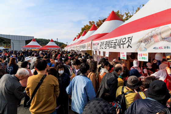 서울 마포구 마포나루 새우젓축제에 몰려든 인파. [사진 마포구]