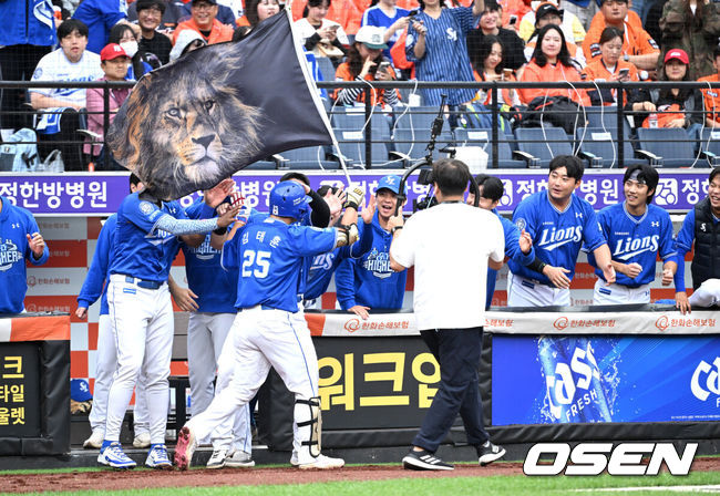 [OSEN=대전, 이대선 기자] 18일 오후 대전 한화생명볼파크에서 2025 신한 SOL Bank KBO리그 포스트시즌 플레이오프 1차전 한화 이글스와 삼성 라이온즈의 경기가 열렸다.한화는 폰세, 삼성은 가라비토를 선발 투수로 내세웠다.3회말 무사에서 삼성 김태훈이 우월 솔로 홈런을 치고 더그아웃에서 동료들과 환호하고 있다. 2025.10.18 /sunday@osen.co.kr