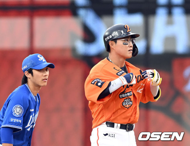 [OSEN=대전, 손용호 기자] 18일 오후 대전 한화생명볼파크에서 2025 신한 SOL Bank KBO리그 포스트시즌 플레이오프 1차전 한화 이글스와 삼성 라이온즈의 경기가 열렸다.한화는 폰세, 삼성은 가라비토를 선발 투수로 내세웠다.6회말 2사 2,3루 채은성이 안타를 치고 기뻐하고 있다. 2025.10.18 /spjj@osen.co.kr